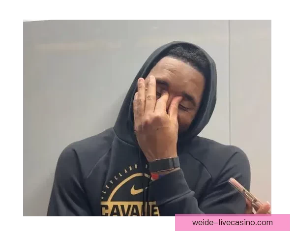 小米切尔突破肘击格雷姆斯面部被判一级恶意犯规